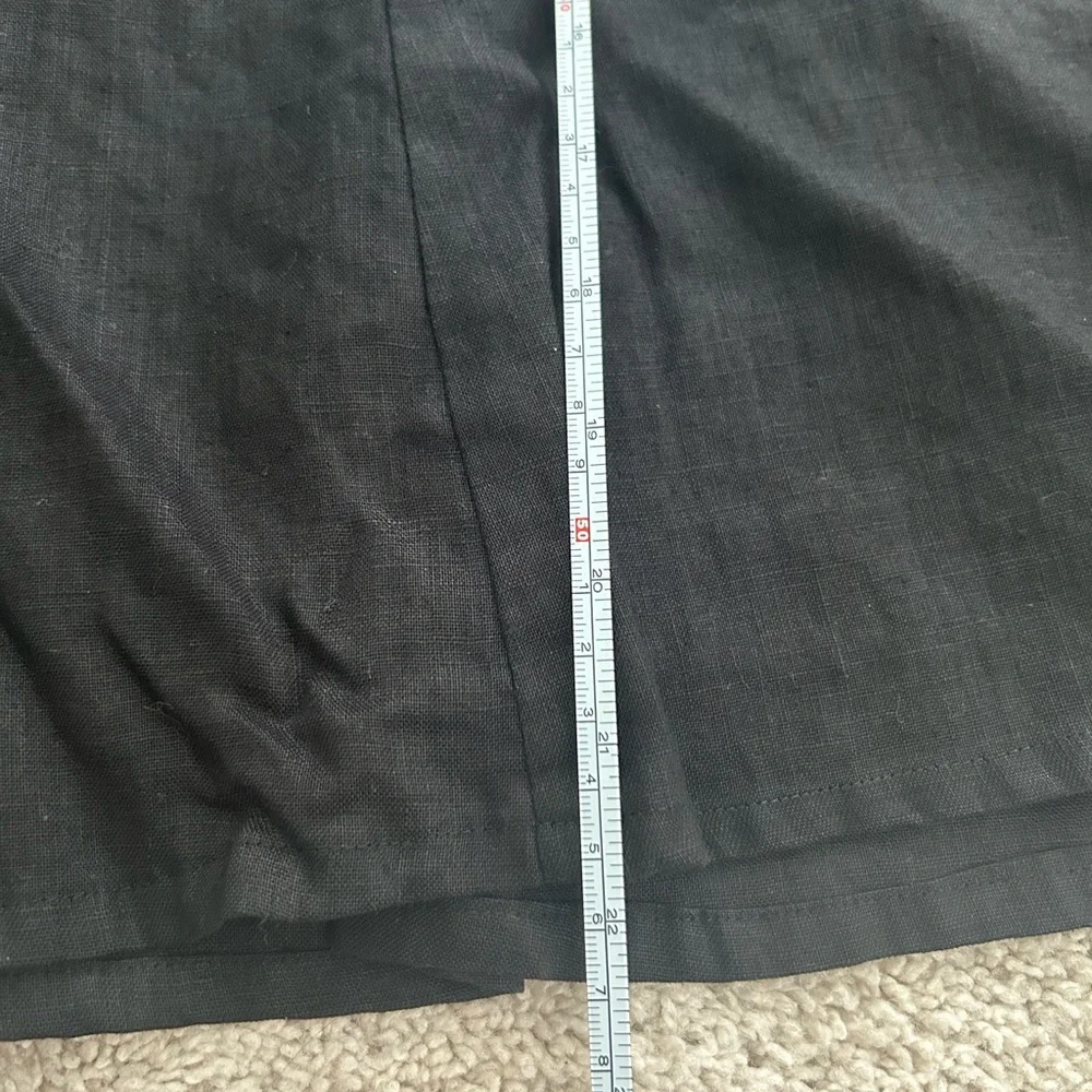 H&M Women’s flowing flare black skirt in size 4. Lined